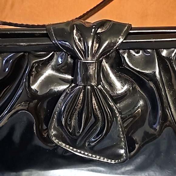 La Regale's Designer Vintage 60's Black Patent Leather Ande w/Bow Long Clutch - Picture 5 of 10